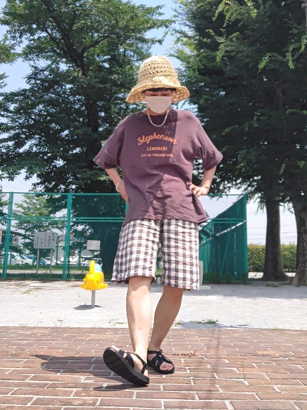 ブラック系のTシャツ/カットソー、ホワイト系のその他パンツ、ブラック系のサンダルを着用したレディースの夏コーディネートの3枚目の写真
