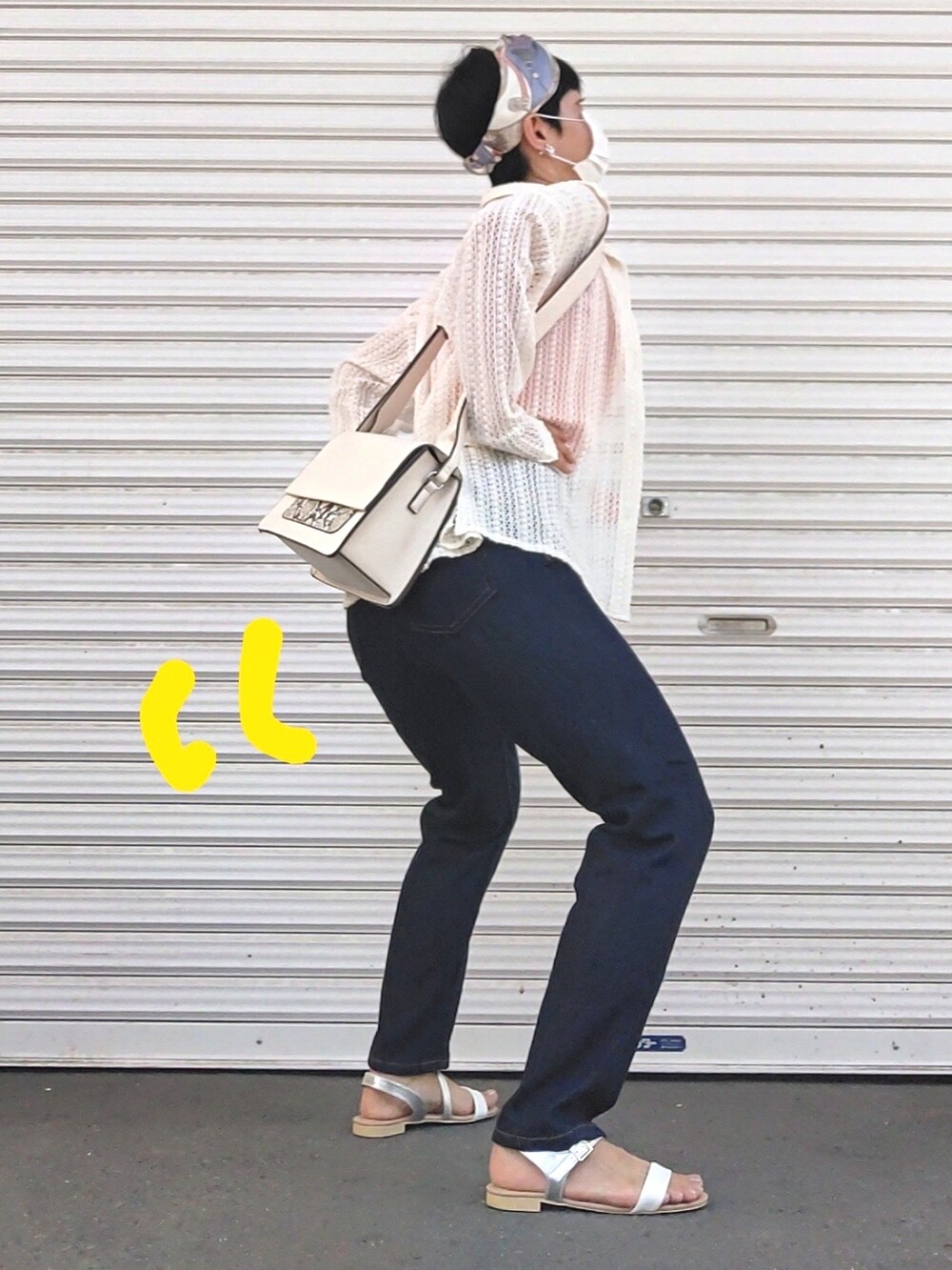 オレンジ系のタンクトップ、ホワイト系のシャツ/ブラウス、ブルー系のデニムパンツを着用したレディースの夏コーディネートの4枚目の写真
