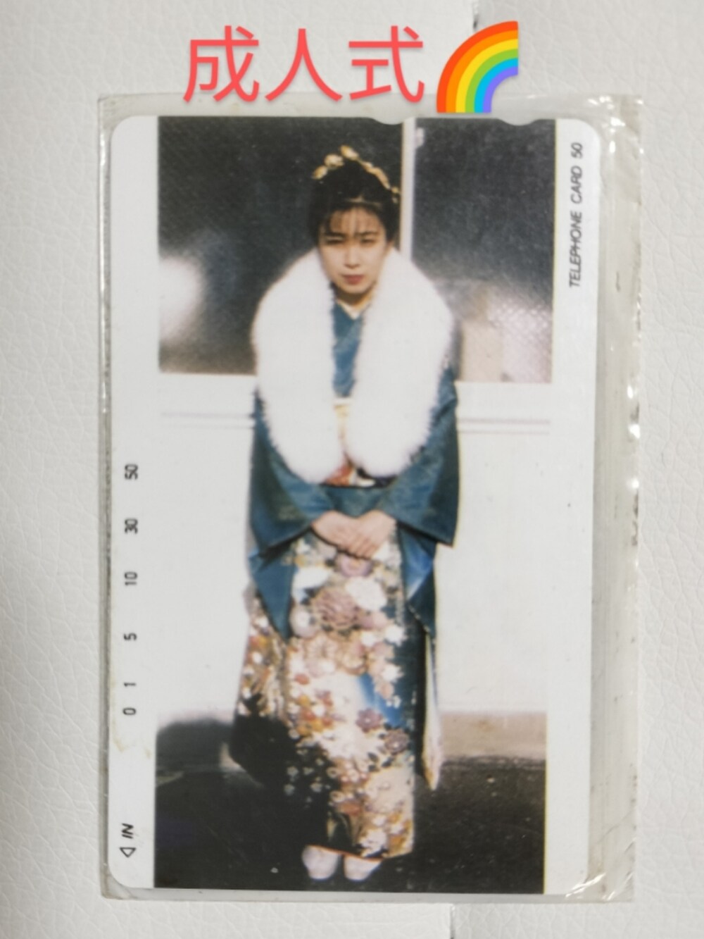 ブラック系のカーディガン/ボレロ、ブラック系のショルダーバッグ、ブラック系のスカートを着用したレディースの秋コーディネートの4枚目の写真