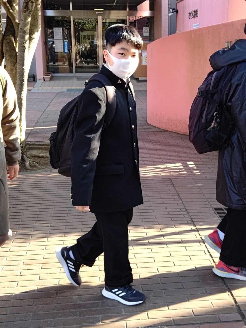 その他のベスト、ホワイト系のシャツ/ブラウス、ブラック系のスラックスを着用したレディースの春コーディネートの2枚目の写真