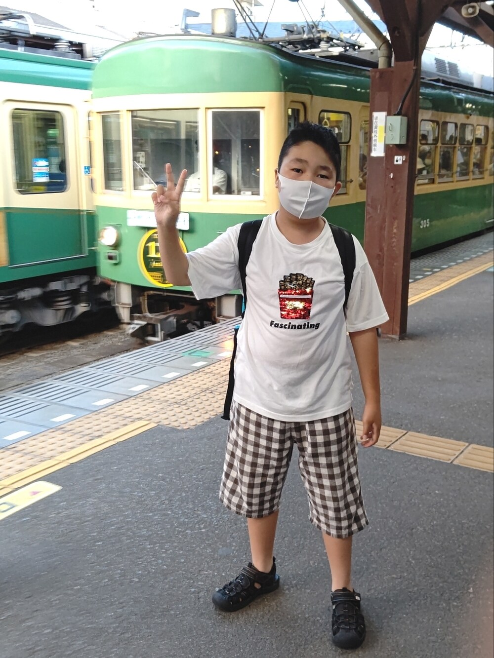 ホワイト系のTシャツ/カットソー、ホワイト系のその他パンツ、ブラック系のサンダルを着用したレディースの夏コーディネートの4枚目の写真