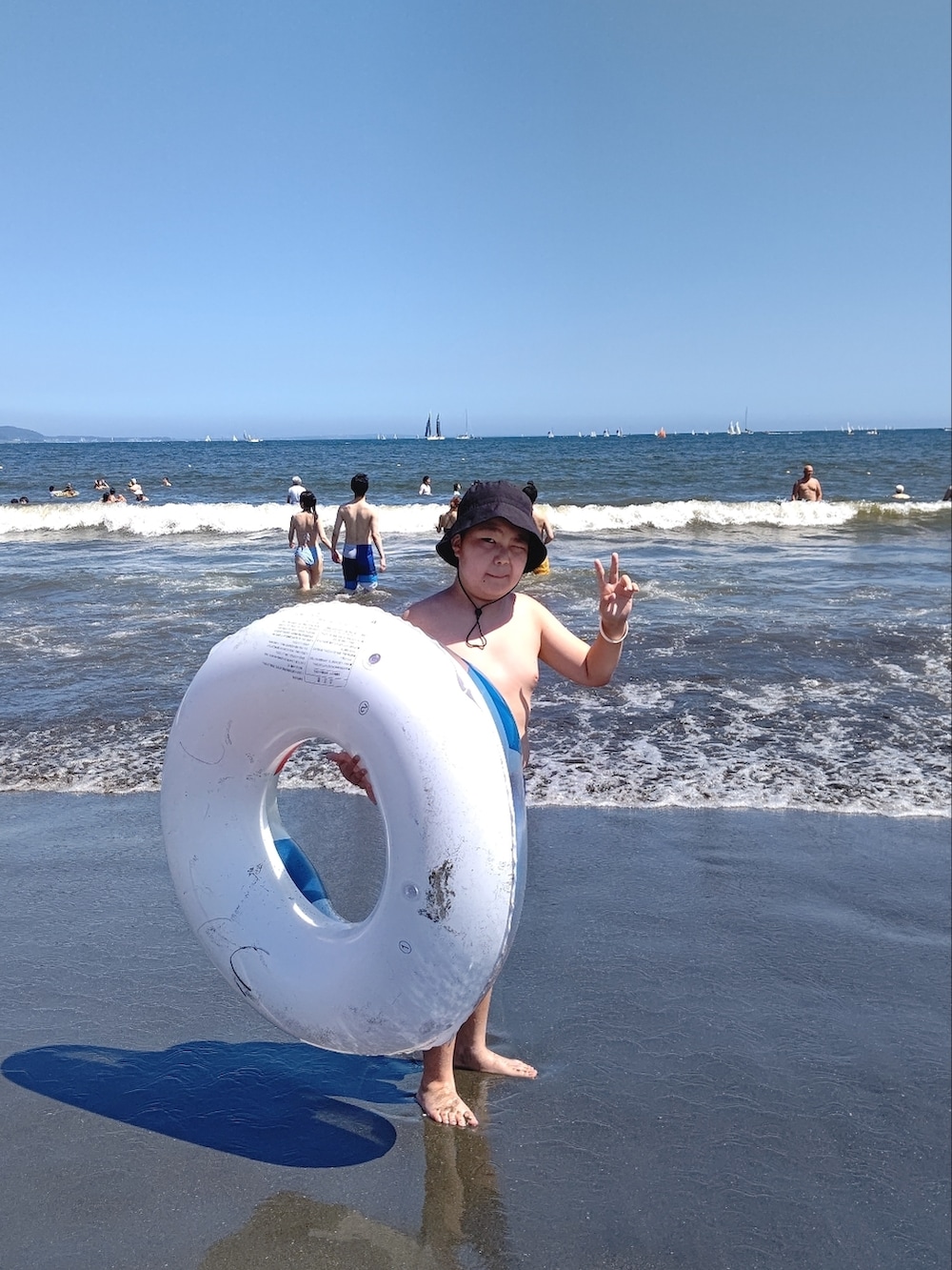 ホワイト系のTシャツ/カットソー、ホワイト系のその他パンツ、ブラック系のサンダルを着用したレディースの夏コーディネートの3枚目の写真