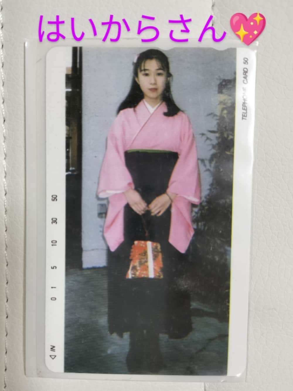 ブラック系のカーディガン/ボレロ、ブラック系のショルダーバッグ、ブラック系のスカートを着用したレディースの秋コーディネートの3枚目の写真