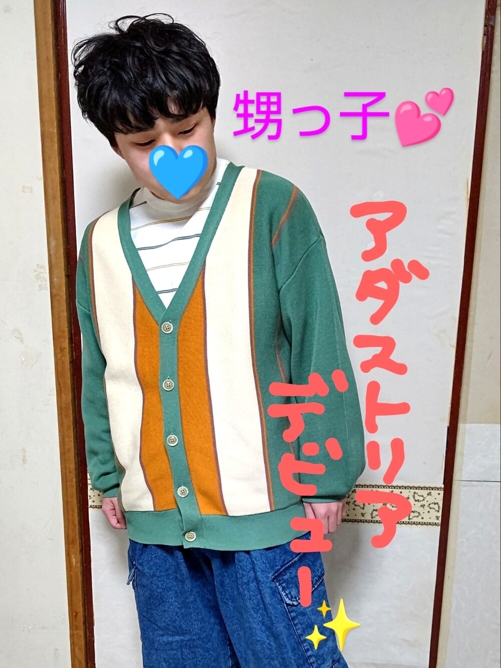 その他のベスト、ホワイト系のシャツ/ブラウス、ブラック系のスラックスを着用したレディースの春コーディネートの3枚目の写真