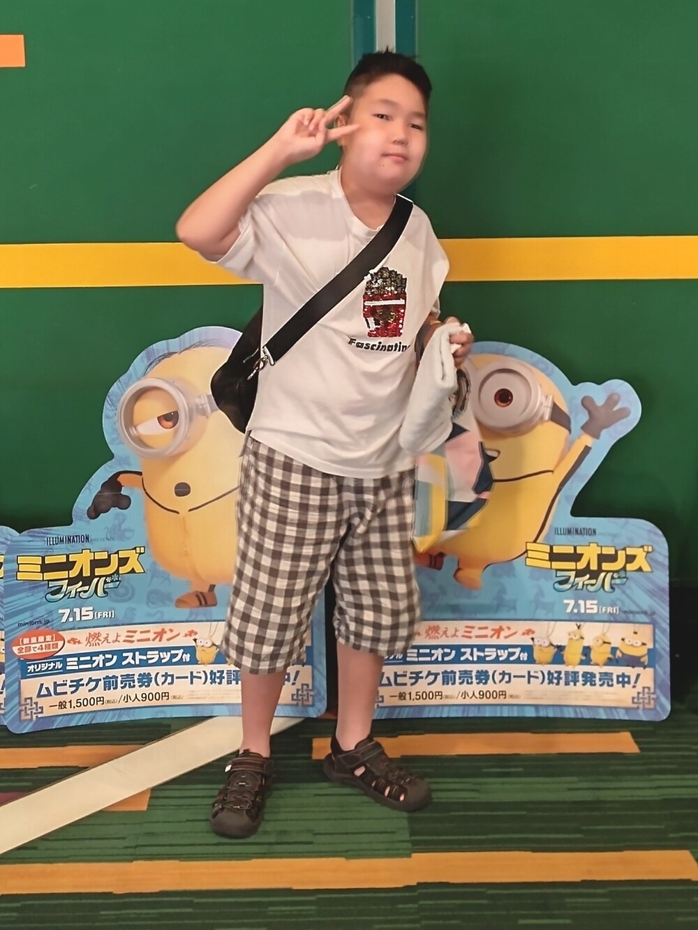 ピンク系のその他パンツ、ホワイト系のサンダル、ベージュ系のボストンバッグを着用したレディースの夏コーディネートの3枚目の写真