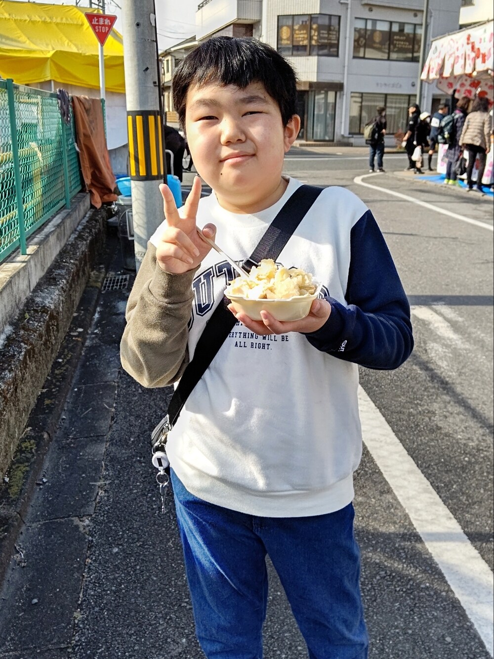 ブルー系のシャツ/ブラウス、その他のニット/セーター、ブルー系のデニムパンツを着用したレディースの冬コーディネートの2枚目の写真