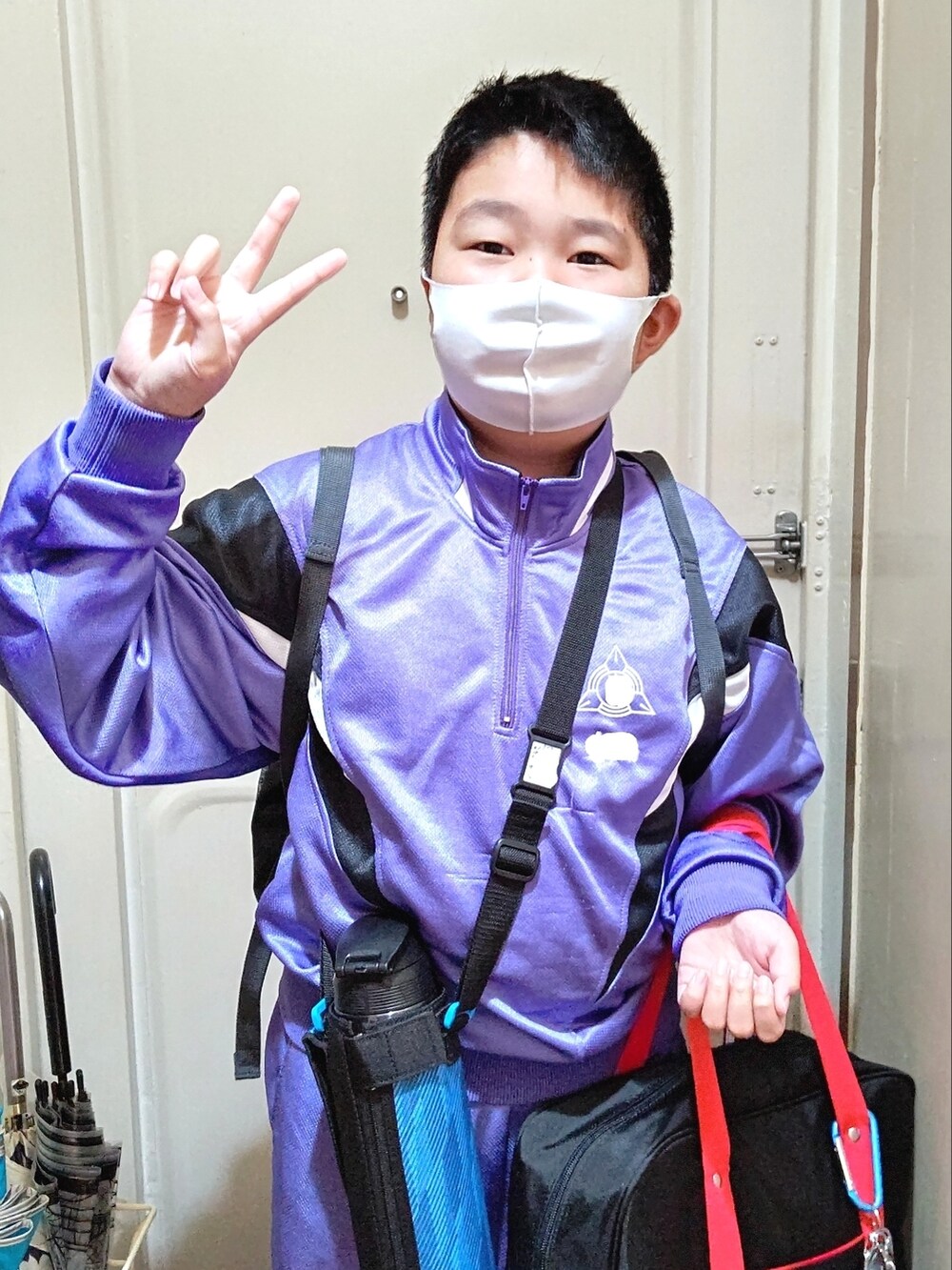 ブルー系のカーディガン/ボレロ、ブルー系のデニムパンツ、ホワイト系のトートバッグを着用したレディースの秋コーディネートの2枚目の写真