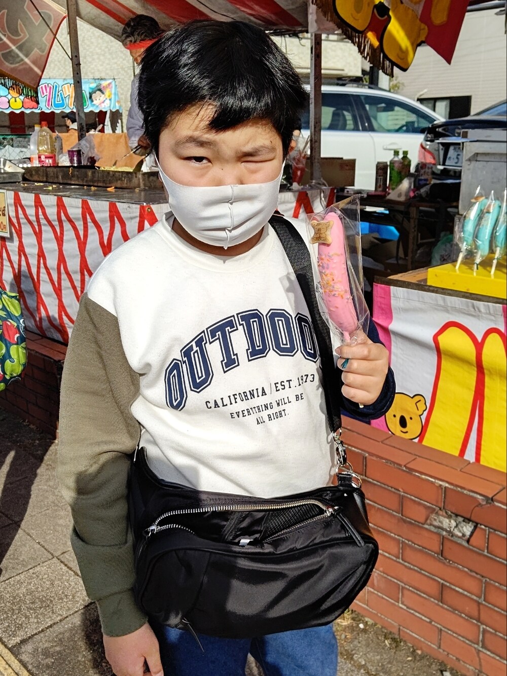 ブルー系のシャツ/ブラウス、その他のニット/セーター、ブルー系のデニムパンツを着用したレディースの冬コーディネートの3枚目の写真