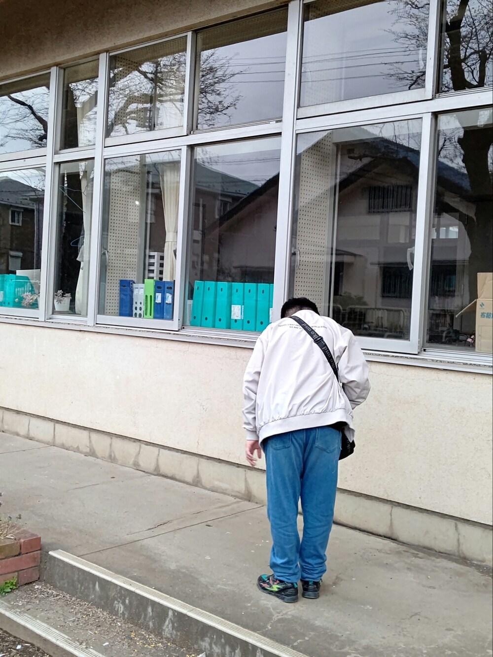 ベージュ系のブルゾン、ブラック系のショルダーバッグを着用したレディースの春コーディネートの4枚目の写真