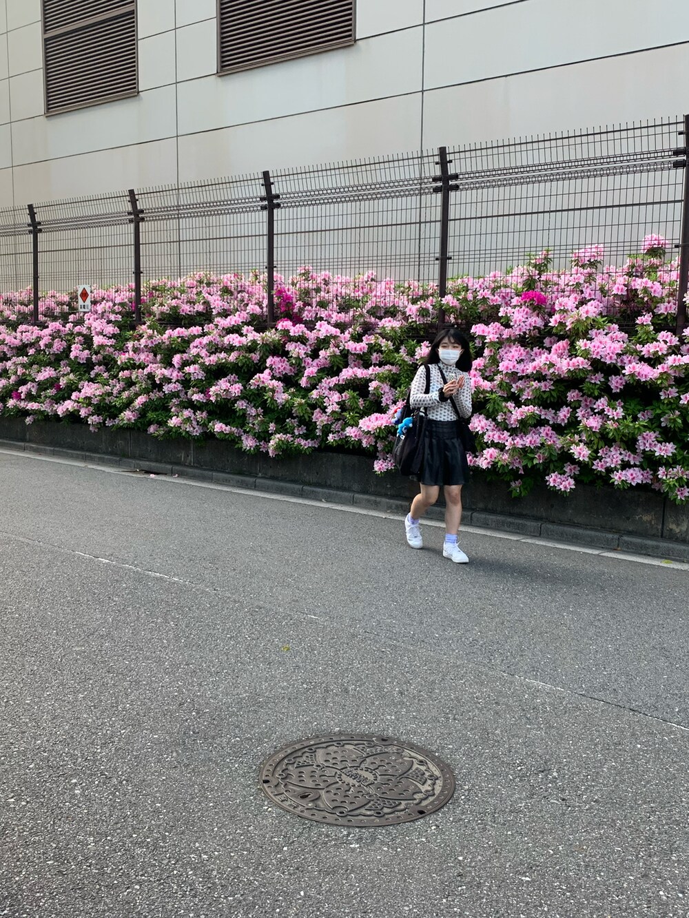 ホワイト系のスニーカーを着用したレディースの春コーディネートの3枚目の写真
