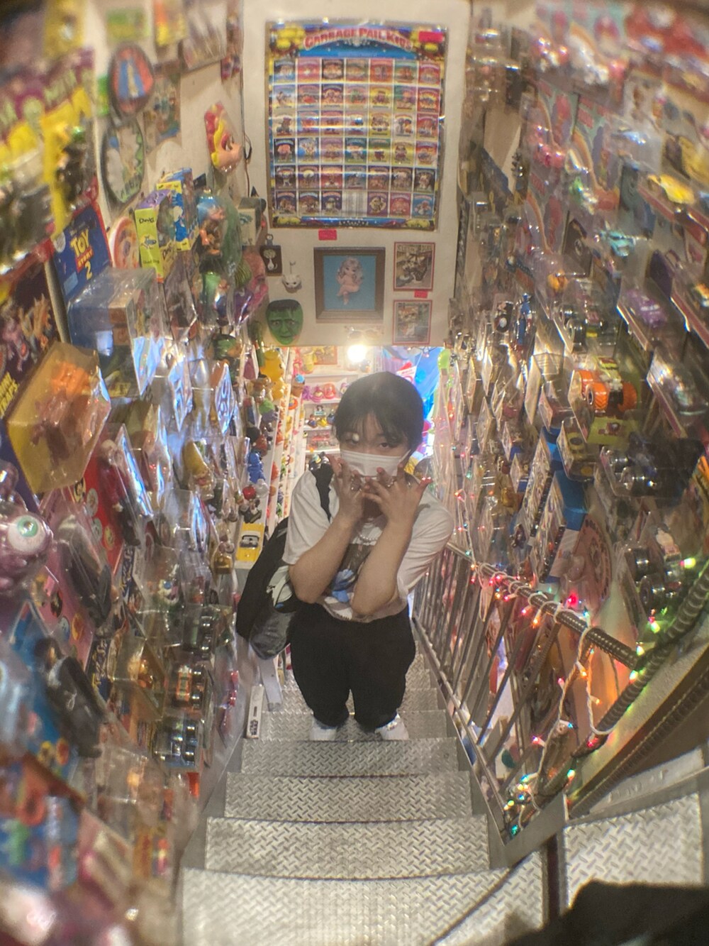 ホワイト系のTシャツ/カットソーを着用したレディースの春コーディネートの2枚目の写真
