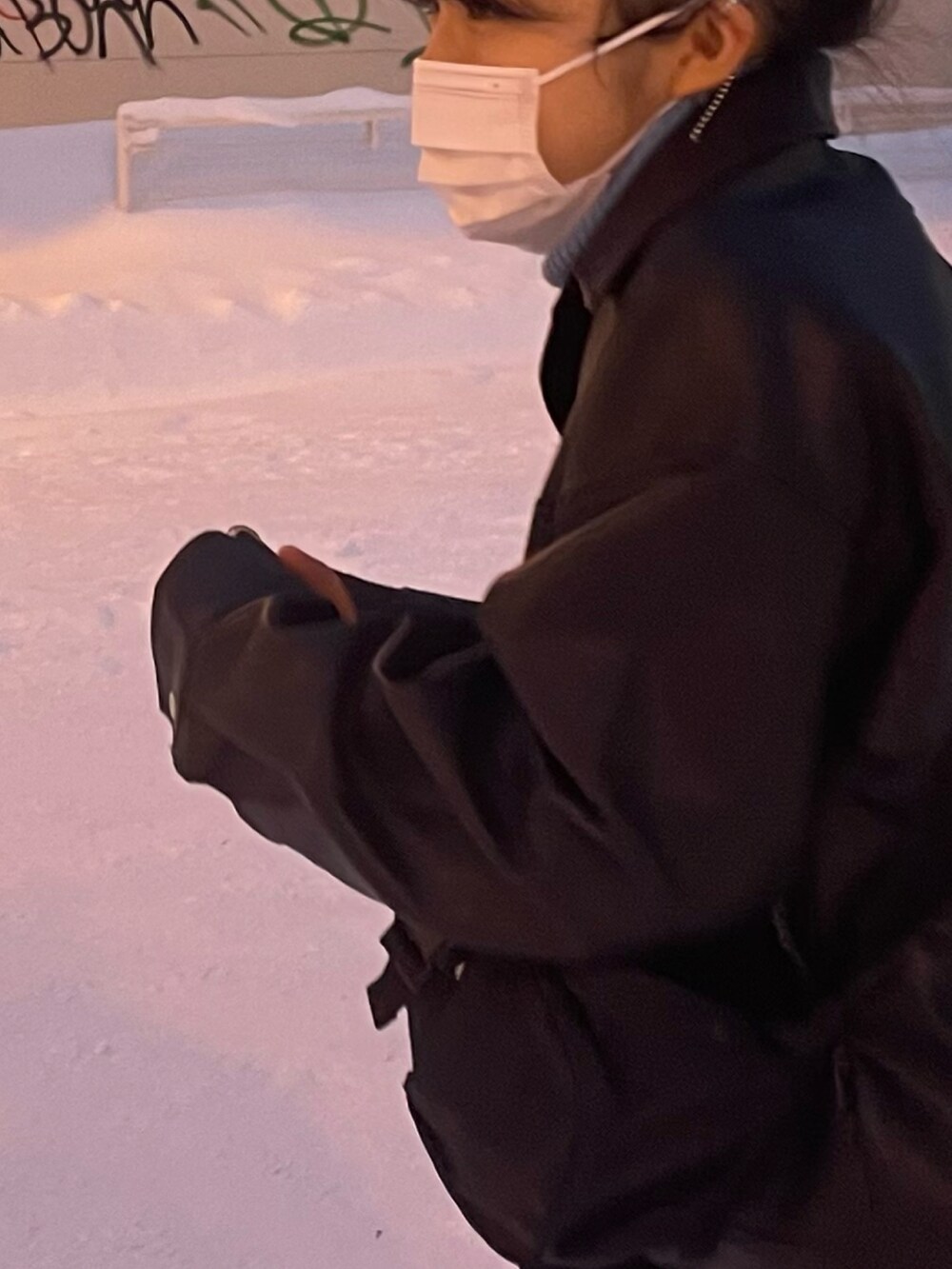 ブラック系のジャケット/アウターを着用したレディースの春コーディネートの2枚目の写真