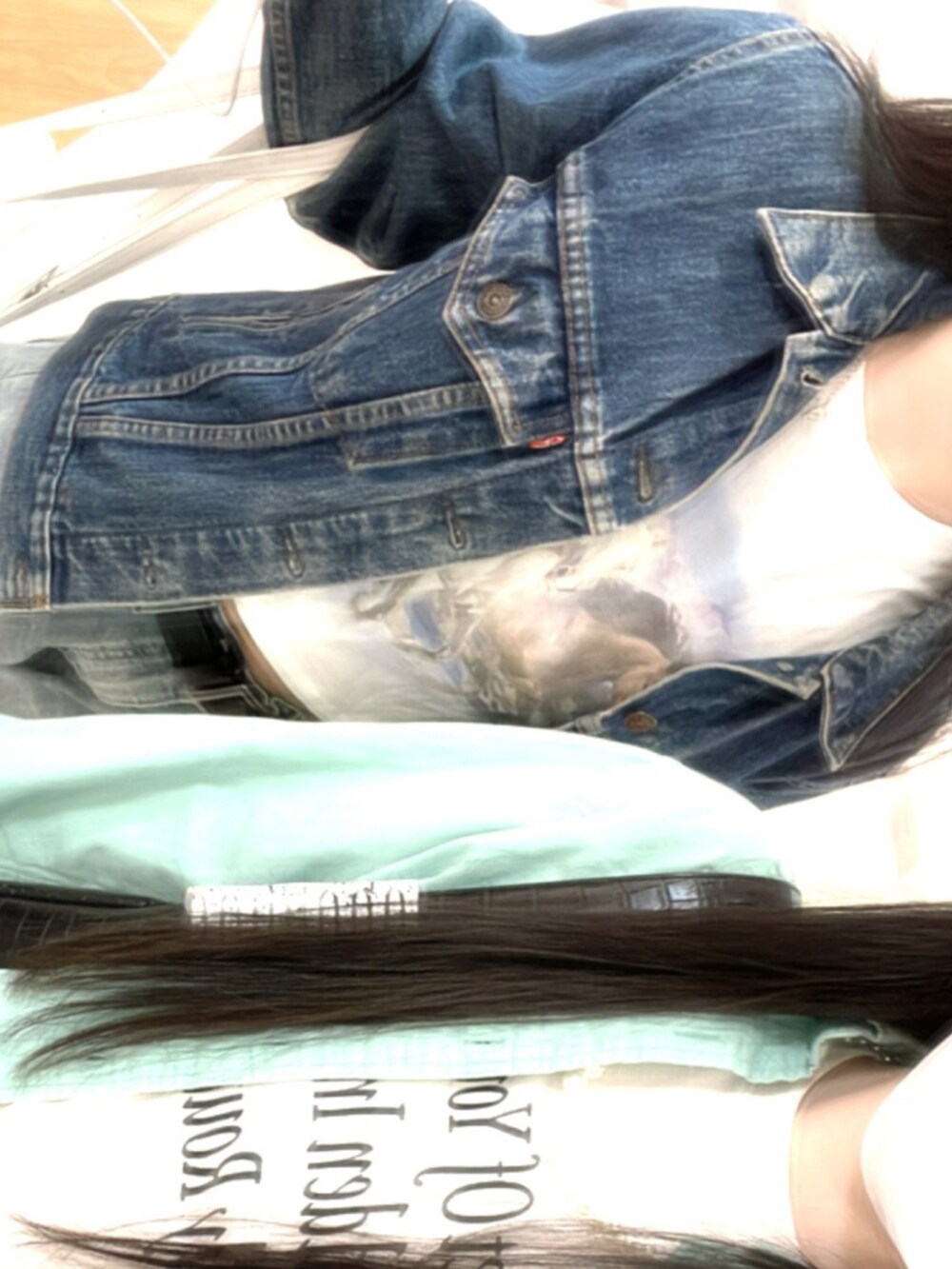 ホワイト系のTシャツ/カットソー、ブルー系のデニムジャケットを着用したレディースの春コーディネートの2枚目の写真