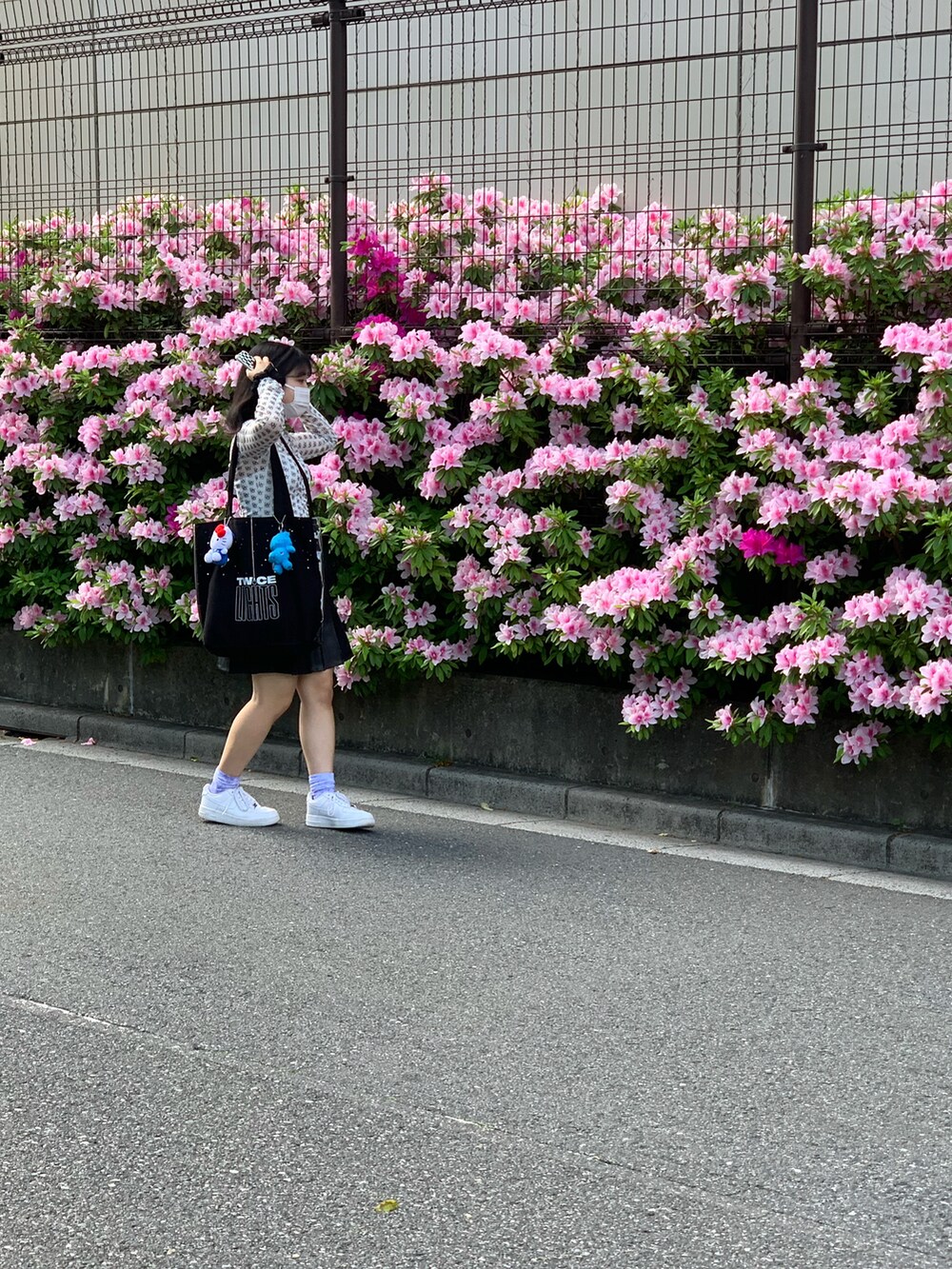 ホワイト系のスニーカーを着用したレディースの春コーディネートの2枚目の写真