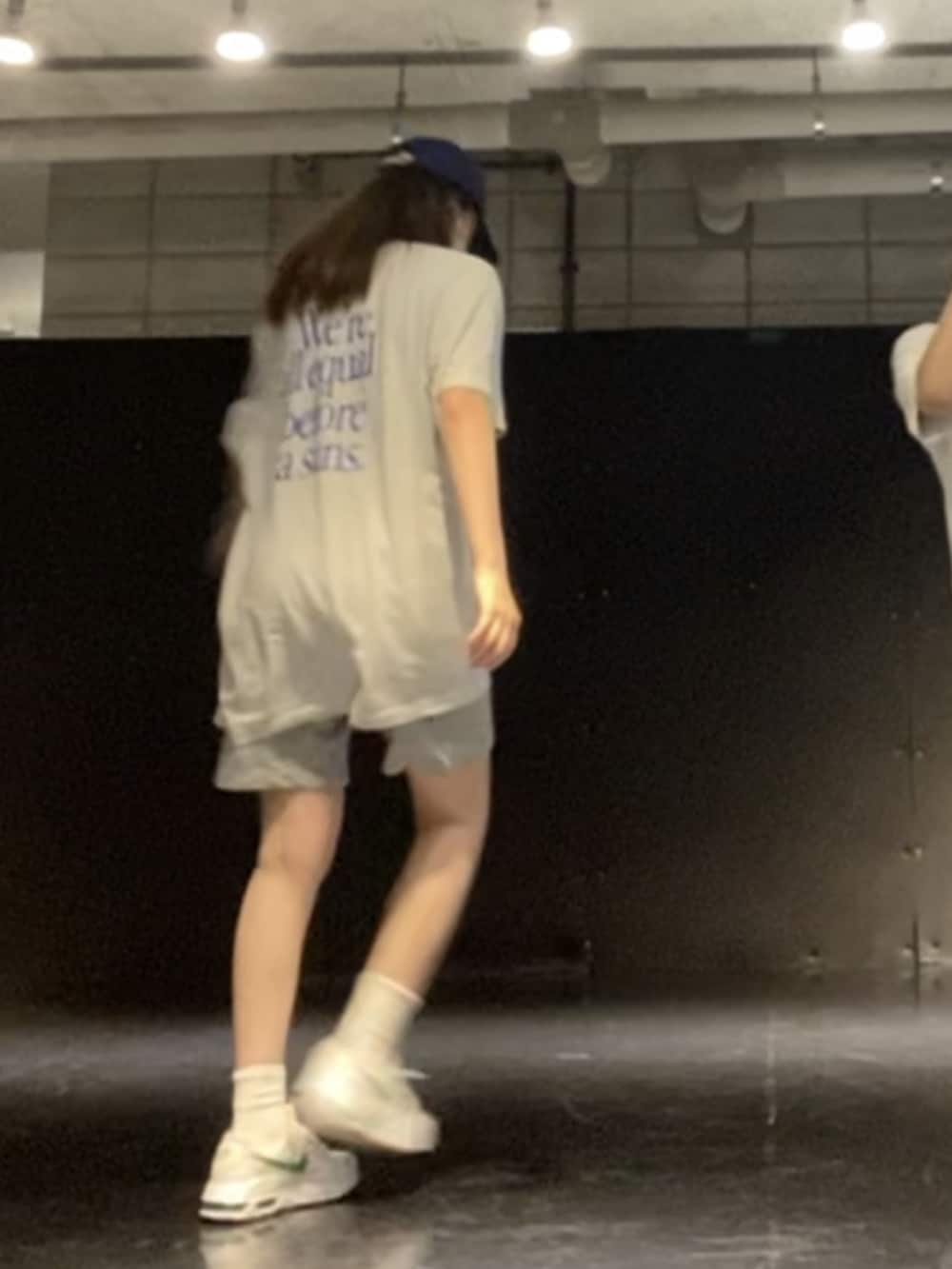 グレー系のスウェットパンツ、ブルー系のTシャツ/カットソー、ホワイト系のスニーカーを着用したレディースの秋コーディネートの2枚目の写真