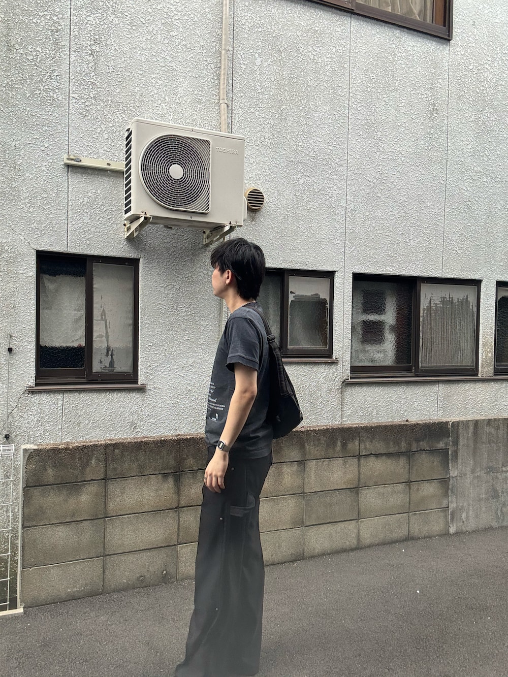 ブラック系のTシャツ/カットソー、ブラック系のその他パンツを着用したメンズの春コーディネートの3枚目の写真