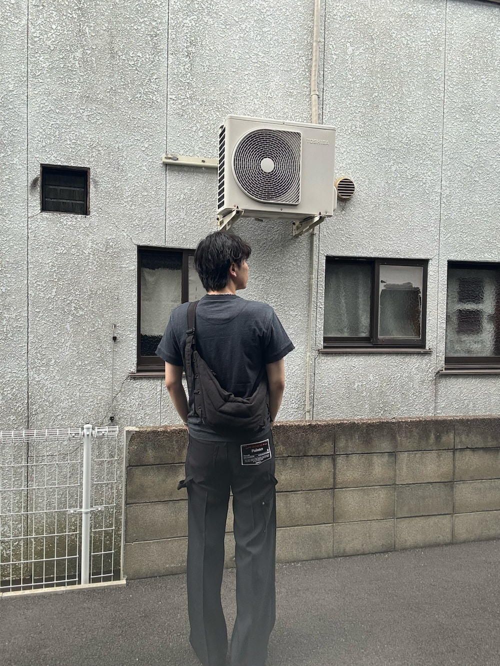 ブラック系のTシャツ/カットソー、ブラック系のその他パンツを着用したメンズの春コーディネートの2枚目の写真