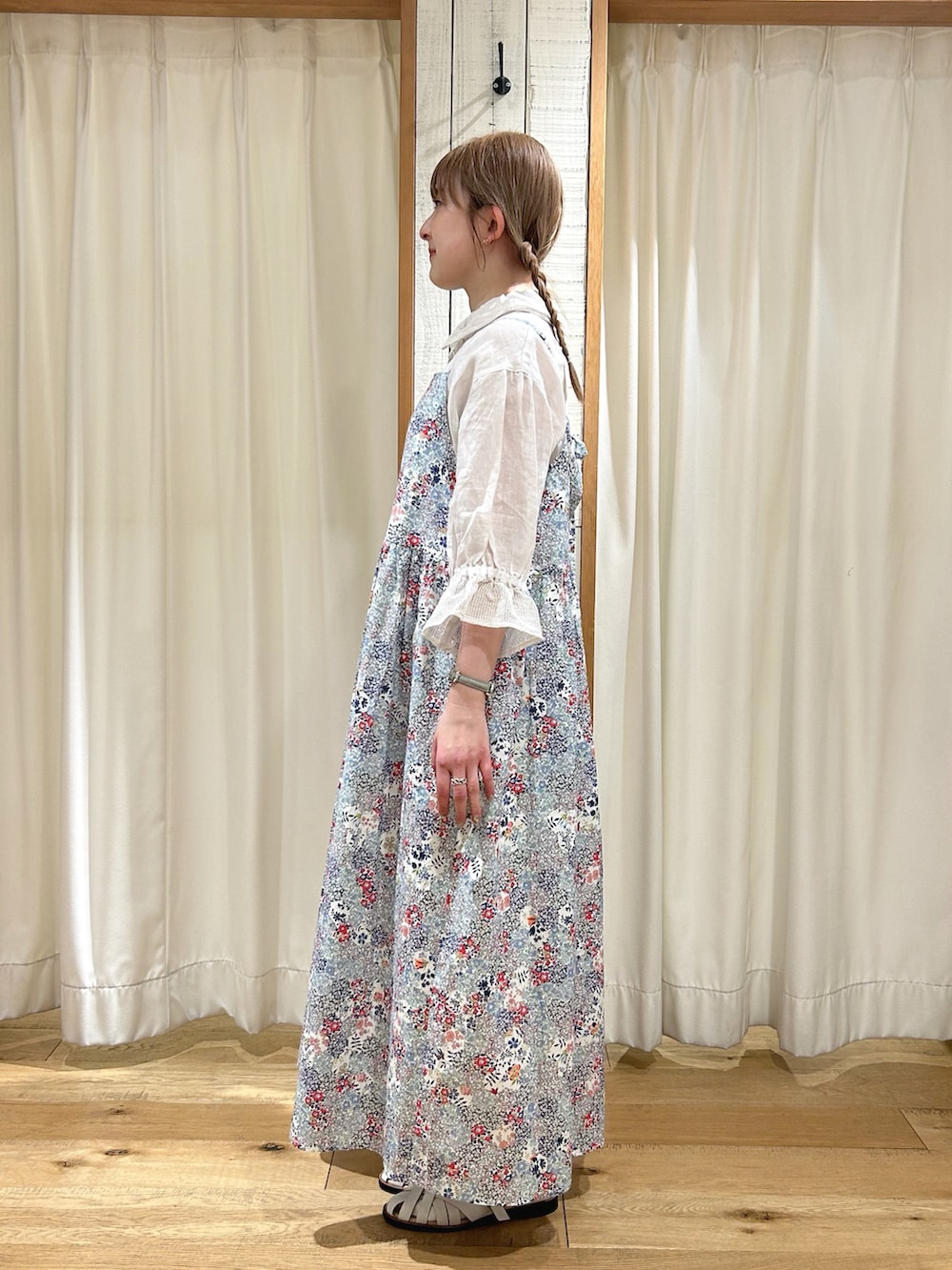 ブルー系のワンピース、ホワイト系のシャツ/ブラウスを着用したレディースの春コーディネートの2枚目の写真