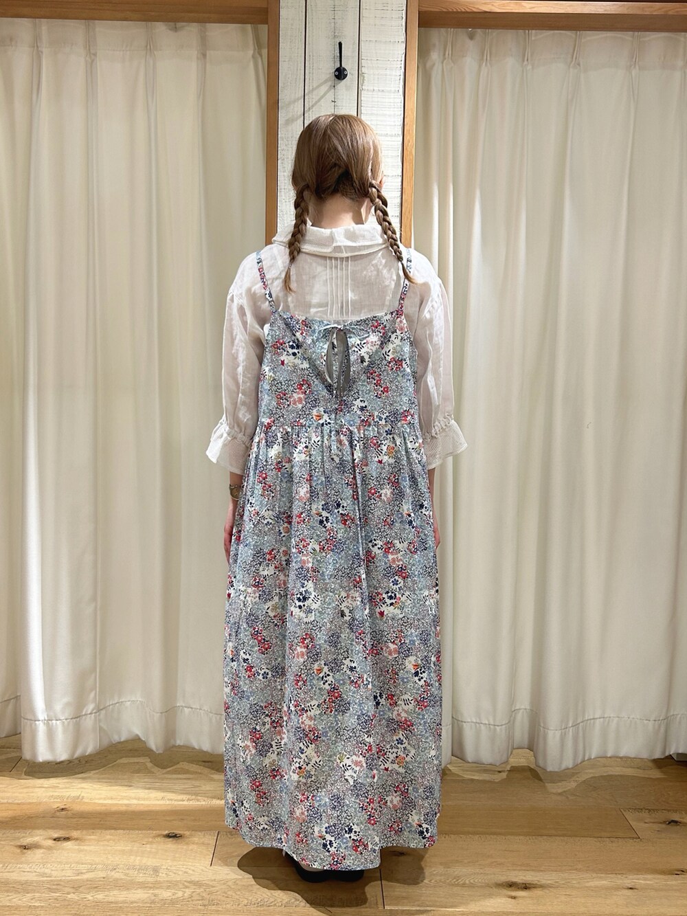 ブルー系のワンピース、ホワイト系のシャツ/ブラウスを着用したレディースの春コーディネートの3枚目の写真