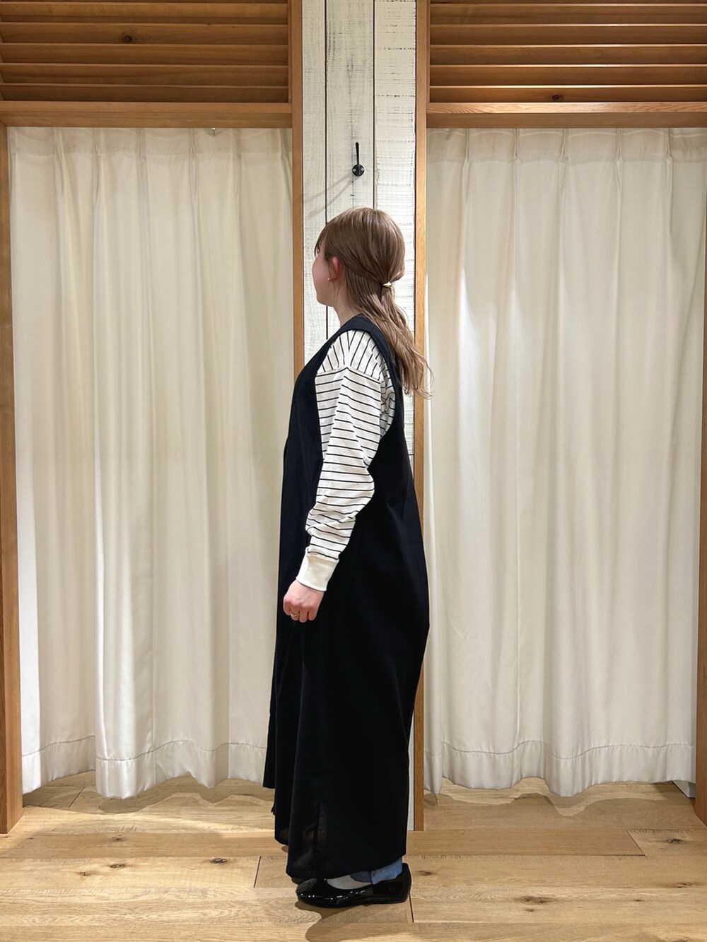 ブラック系のワンピース、ブラック系のパンプスを着用したレディースの春コーディネートの2枚目の写真