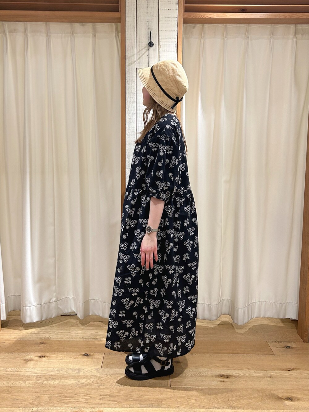 ブラック系のワンピース/ドレスを着用したレディースの春コーディネートの2枚目の写真