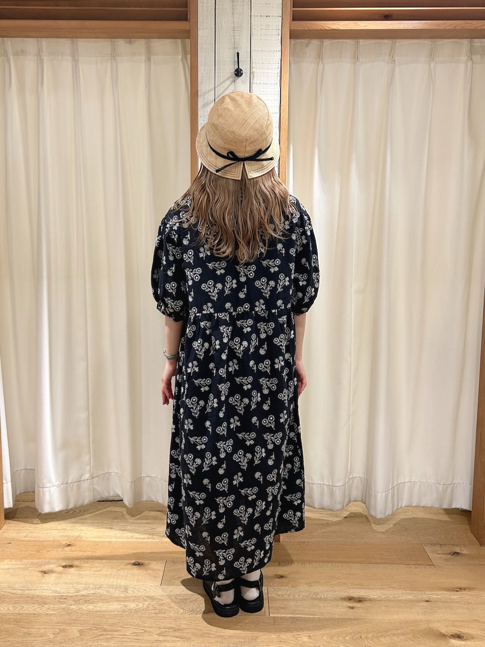 ブラック系のワンピース/ドレスを着用したレディースの春コーディネートの3枚目の写真