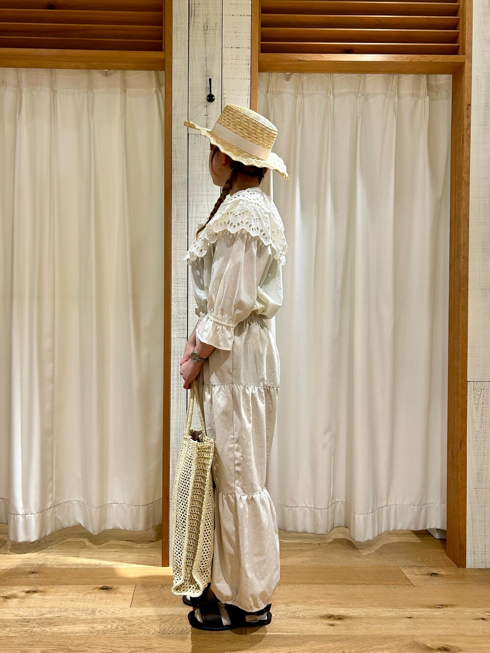 ホワイト系のパンツ、ホワイト系のハットを着用したレディースの夏コーディネートの2枚目の写真