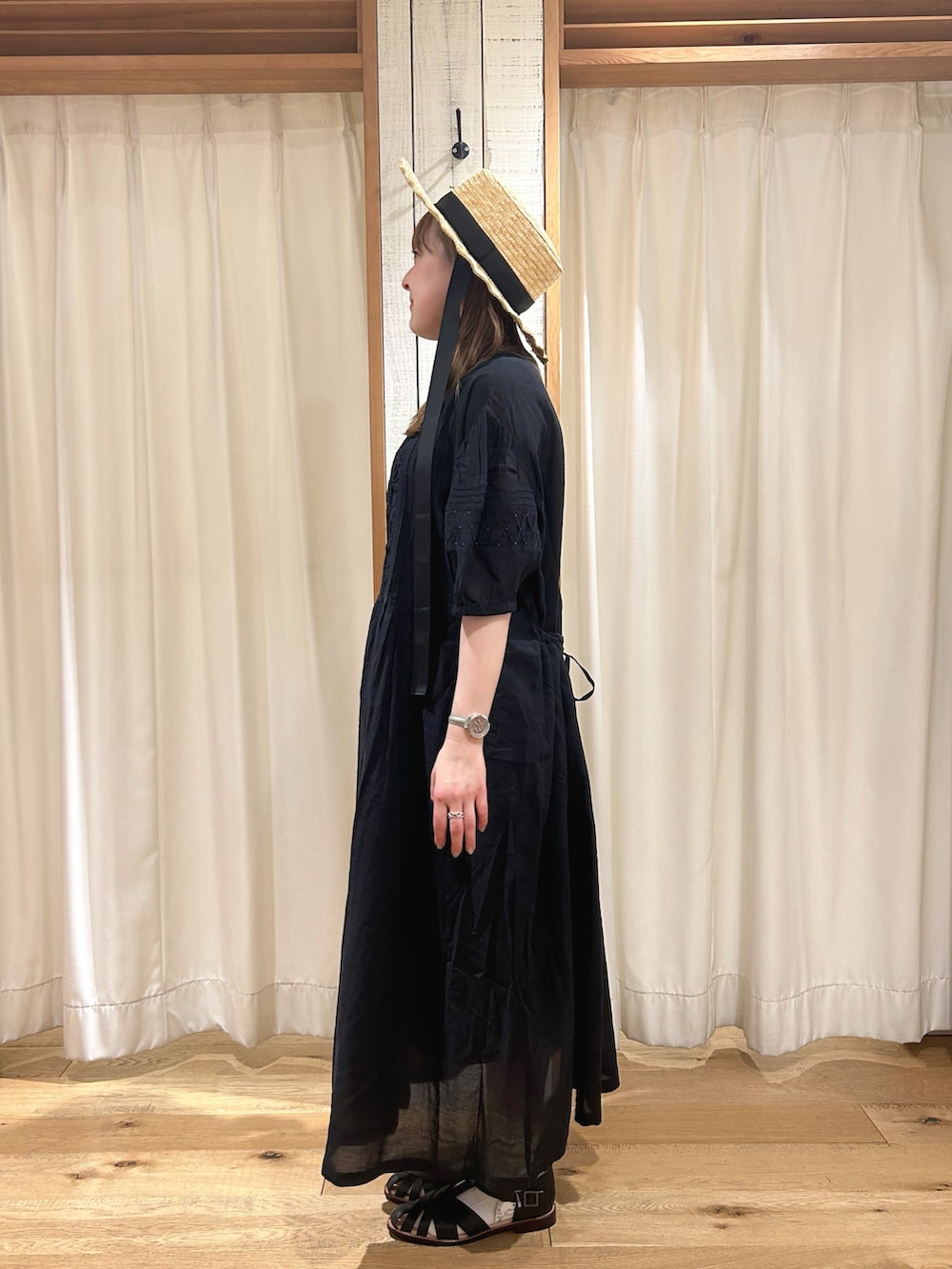 「Samansa Mos2、SM2、TSUHARU by Samansa Mos2、ツハル、ワンピース、カンカン帽」｜「Samansa Mos2の【UVカット/消臭効果】なみなみカンカン帽（ハット、ブラック系）」を使った、あぶさん（レディース・152cm）の春コーディネートの2枚目の写真
