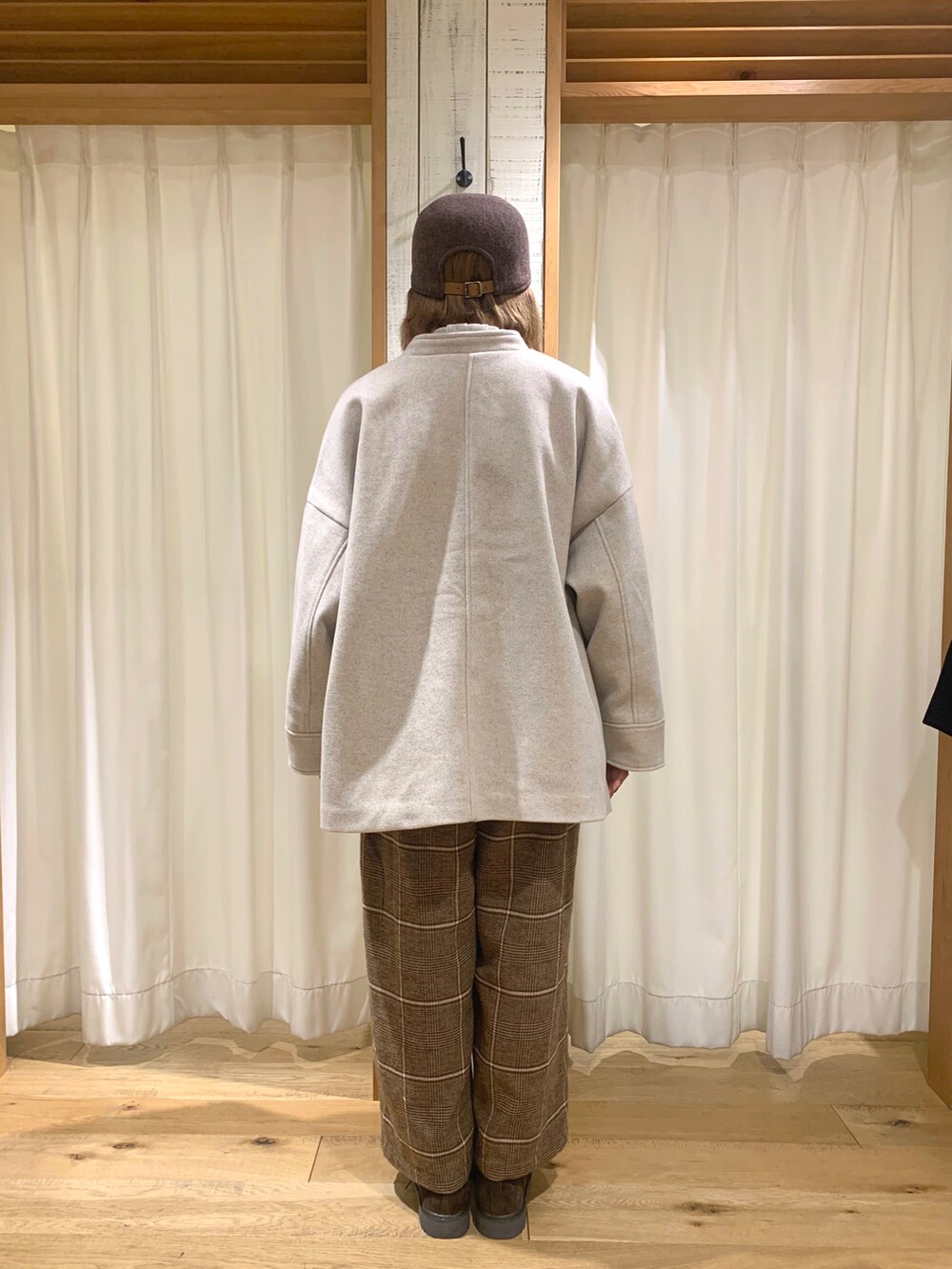 ホワイト系のシャツ/ブラウス、ベージュ系のその他アウター、ベージュ系のその他パンツを着用したレディースの冬コーディネートの3枚目の写真