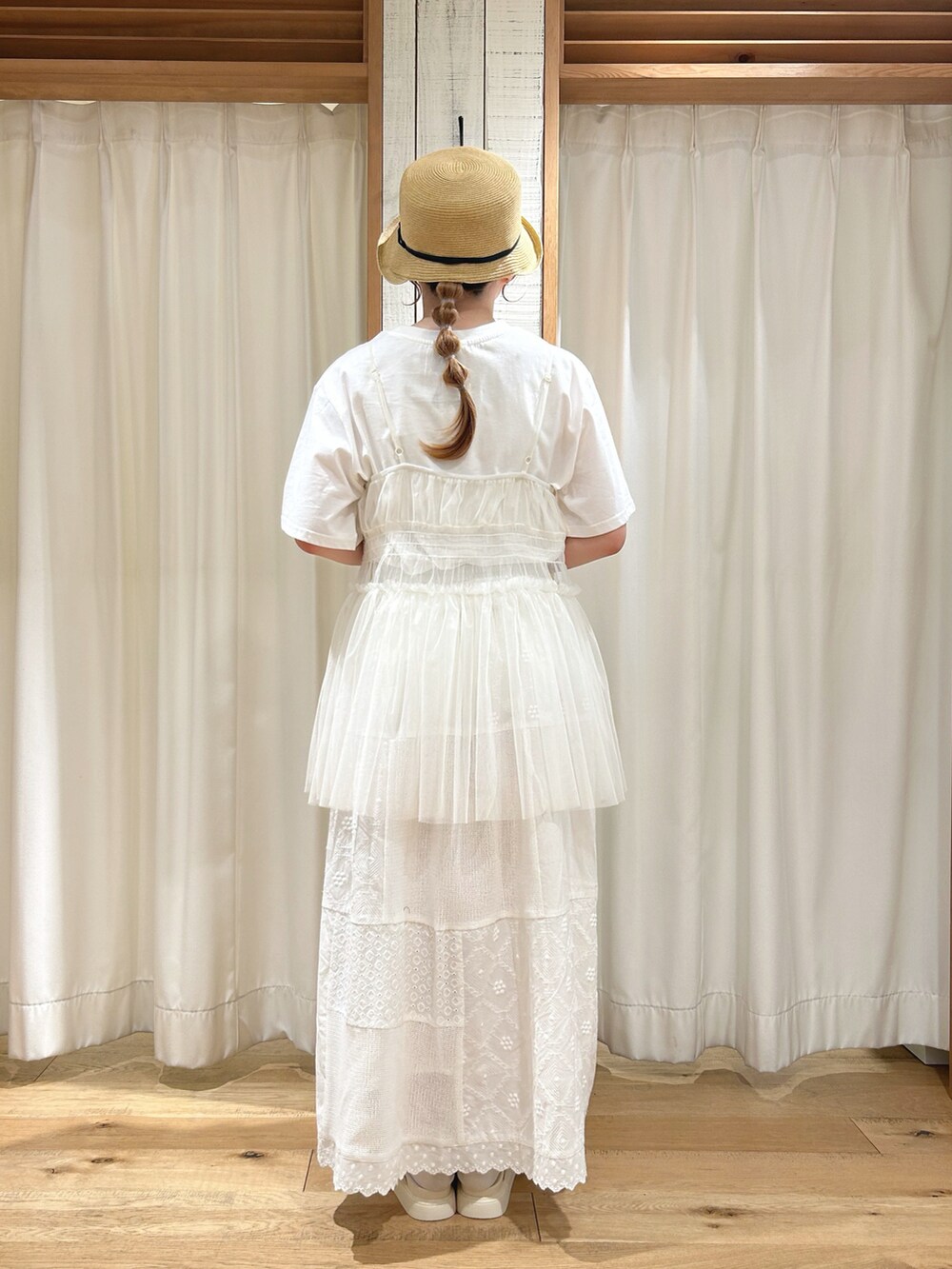 ホワイト系のTシャツ/カットソー、ホワイト系のスカート、ブラック系の帽子を着用したレディースの春コーディネートの3枚目の写真