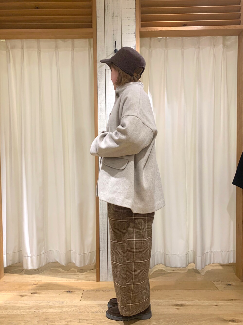 ホワイト系のシャツ/ブラウス、ベージュ系のその他アウター、ベージュ系のその他パンツを着用したレディースの冬コーディネートの2枚目の写真