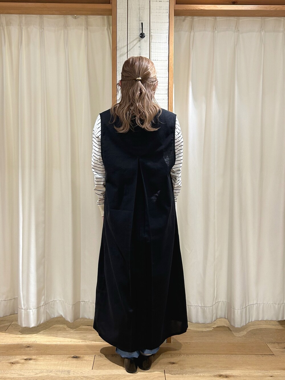 ブラック系のワンピース、ブラック系のパンプスを着用したレディースの春コーディネートの3枚目の写真