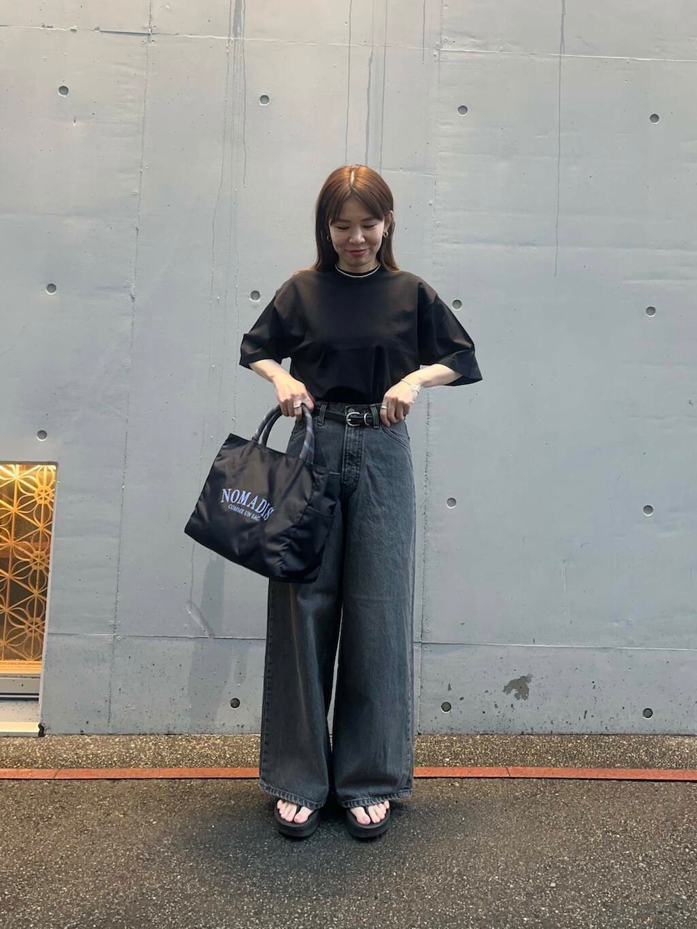 ブラック系のサンダル、ブラック系のデニムパンツ、ブラック系のTシャツ/カットソーを着用したレディースの夏コーディネートの2枚目の写真
