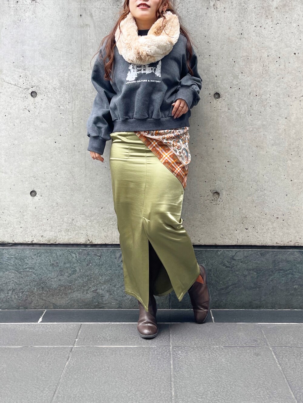 ベージュ系のバッグを着用したレディースの冬コーディネートの4枚目の写真