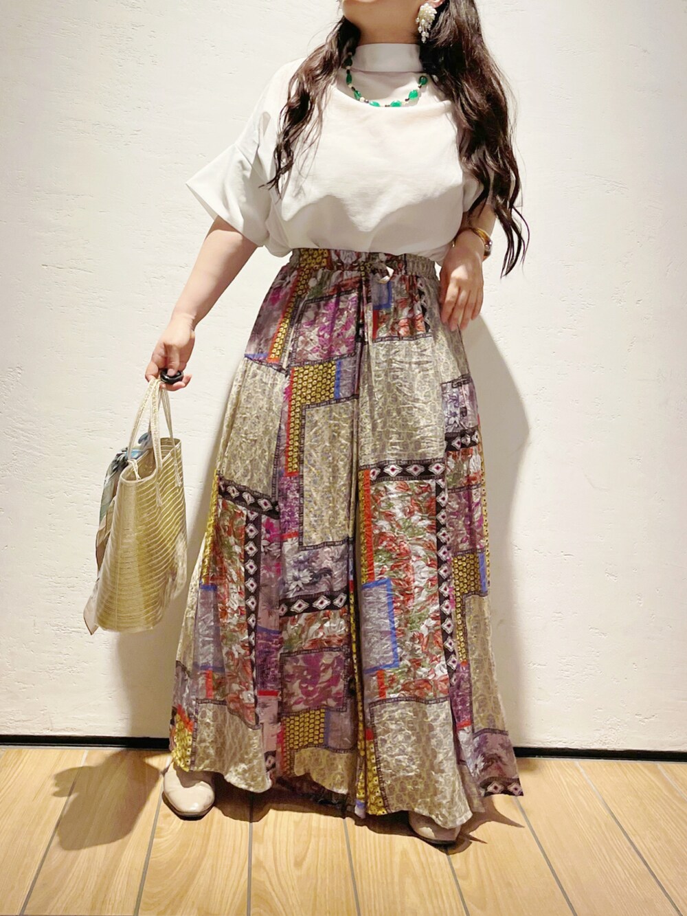 ゴールド系のハンドバッグ、ピンク系のその他パンツを着用したレディースの夏コーディネートの2枚目の写真