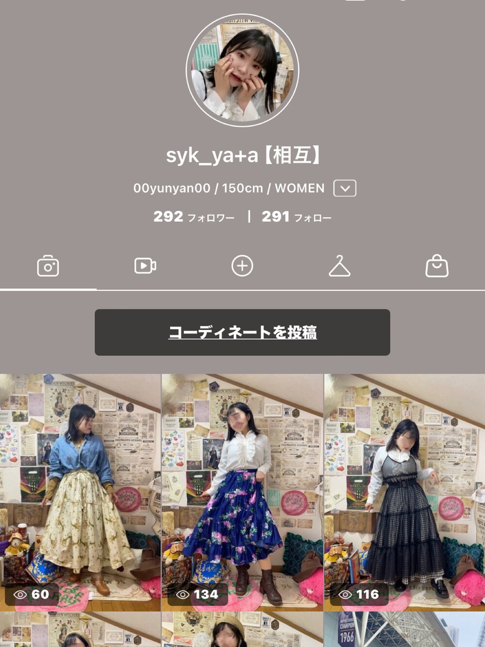 イエロー系のTシャツ/カットソーを着用したレディースの冬コーディネートの2枚目の写真