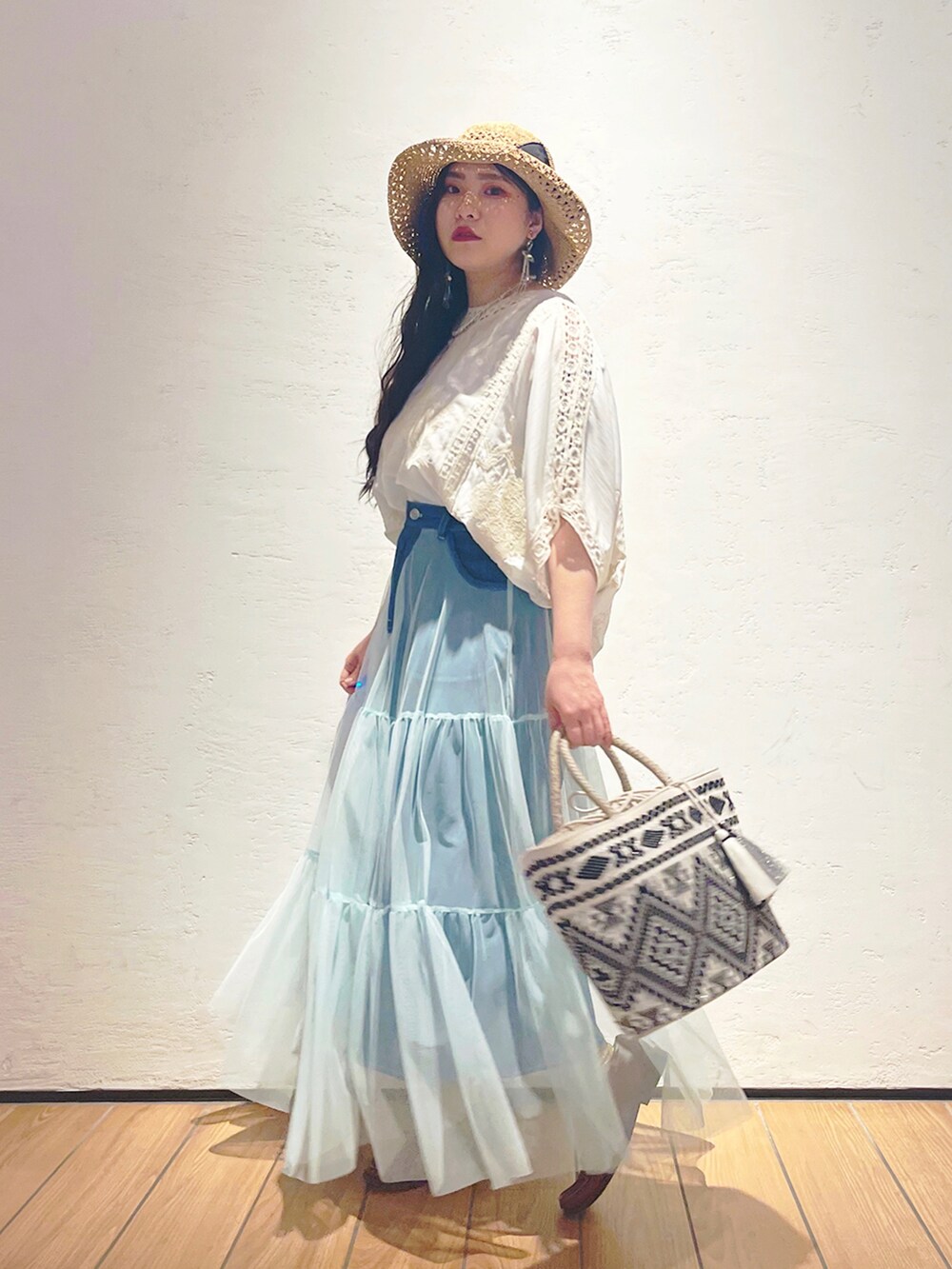 ホワイト系のトップス、ブラウン系のシューズを着用したレディースの春コーディネートの2枚目の写真