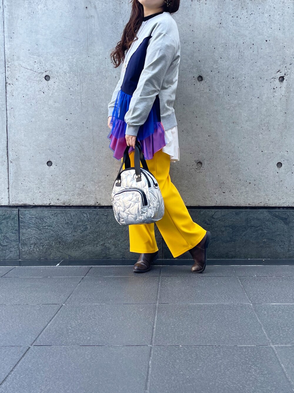 ブラック系のネックレスを着用したレディースの冬コーディネートの2枚目の写真