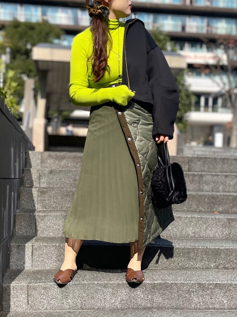 ブラック系のネックレスを着用したレディースの秋コーディネートの2枚目の写真