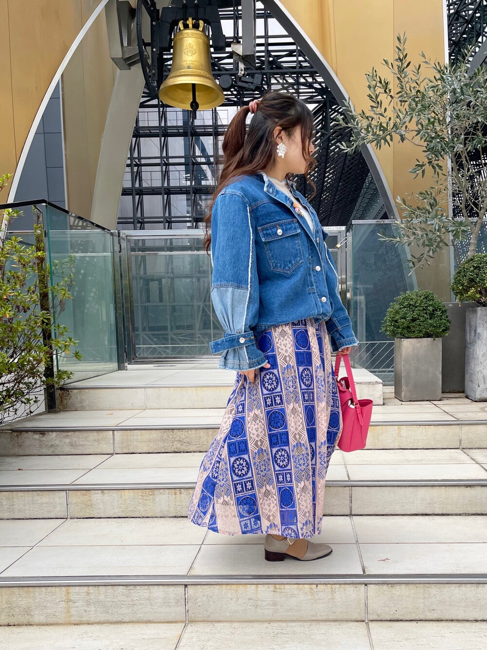 ベージュ系のドレスシューズを着用したレディースの冬コーディネートの2枚目の写真