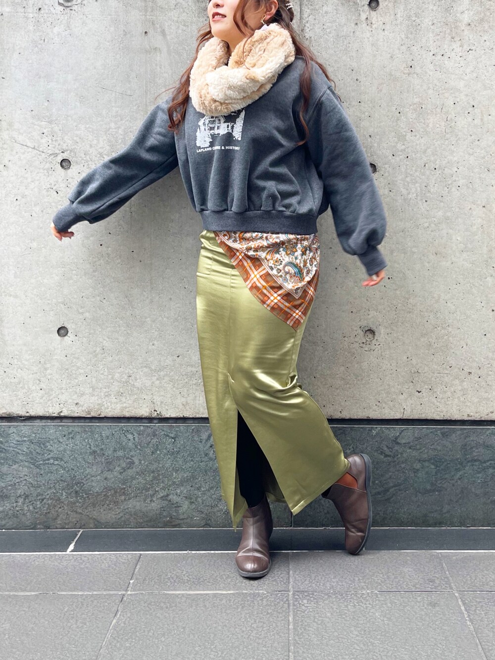 ベージュ系のバッグを着用したレディースの冬コーディネートの3枚目の写真