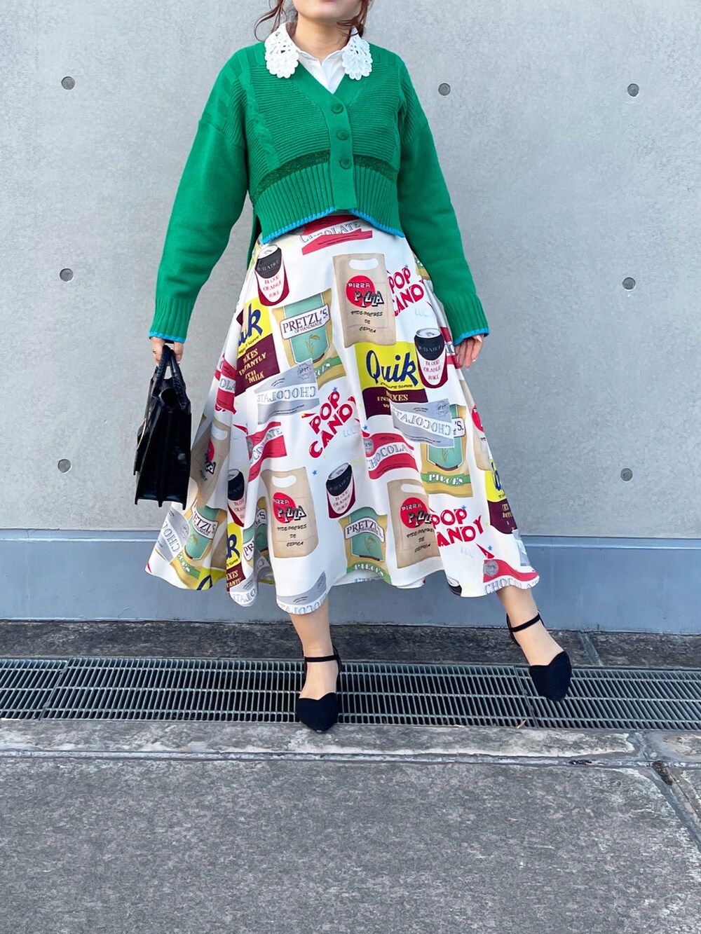 その他のスカートを着用したレディースの秋コーディネートの2枚目の写真