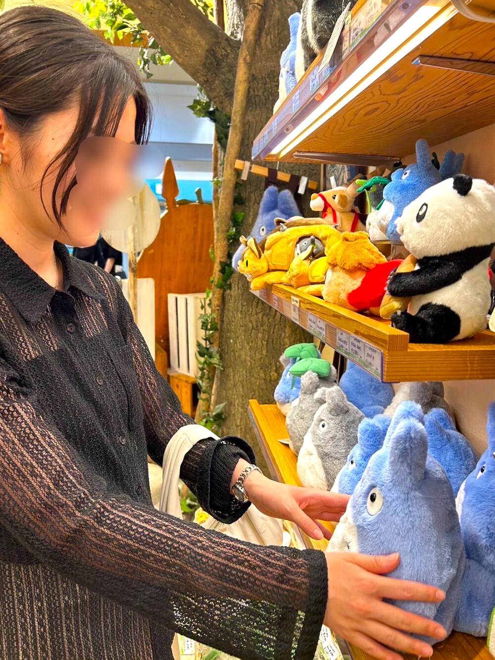 ブラック系のシャツ/ブラウス、ホワイト系のハンドバッグ、ホワイト系のスラックスを着用したレディースの秋コーディネートの2枚目の写真