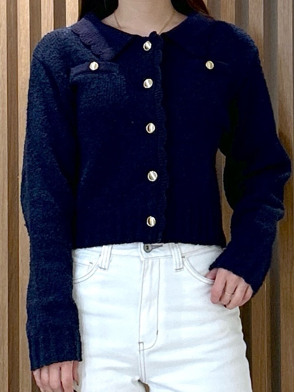 ブルー系のカーディガン/ボレロ、ブラック系のトートバッグ、ホワイト系のデニムパンツを着用したレディースの冬コーディネートの5枚目の写真