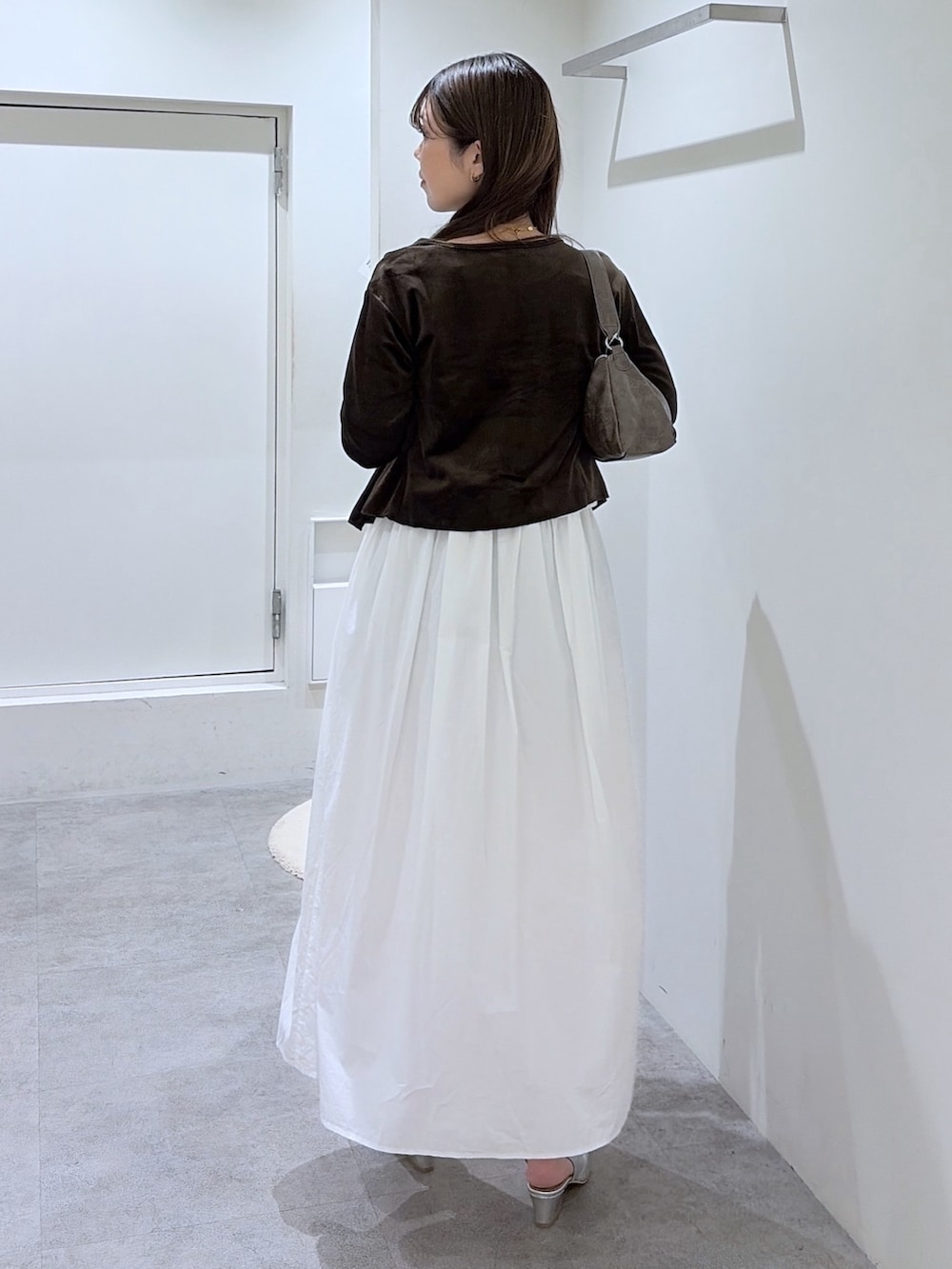 ブラウン系のTシャツ/カットソー、ホワイト系のワンピース、ブラウン系のショルダーバッグを着用したレディースの夏コーディネートの3枚目の写真