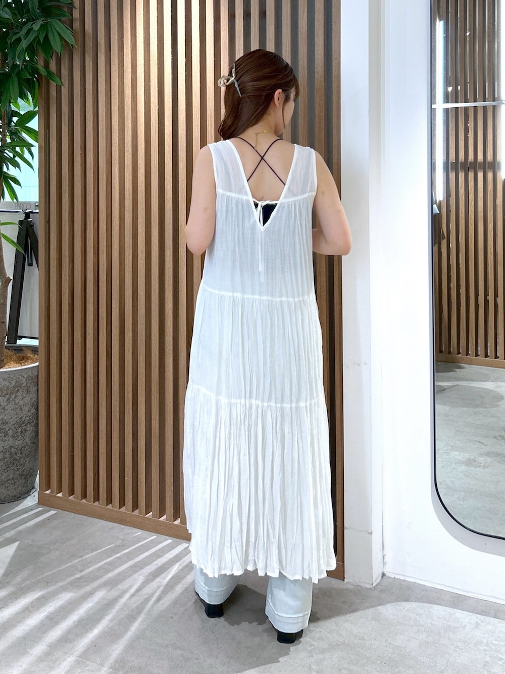 ホワイト系のワンピース、ブラック系のキャミソール、ブラック系のハンドバッグを着用したレディースの夏コーディネートの6枚目の写真