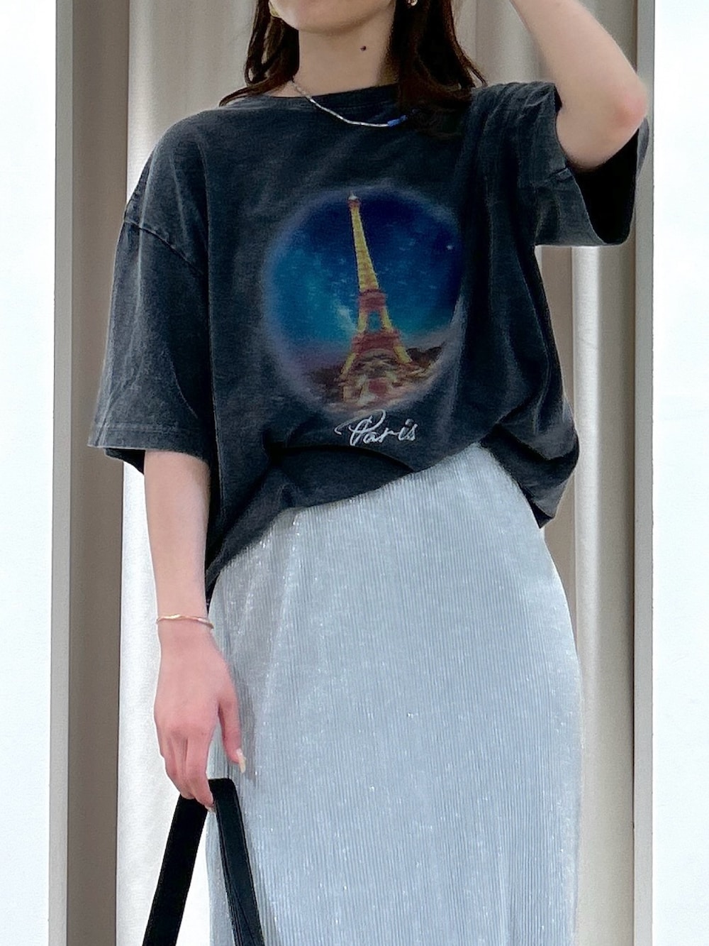 ブラック系のTシャツ/カットソー、シルバー系のスカート、ブラック系のショルダーバッグを着用したレディースの夏コーディネートの5枚目の写真