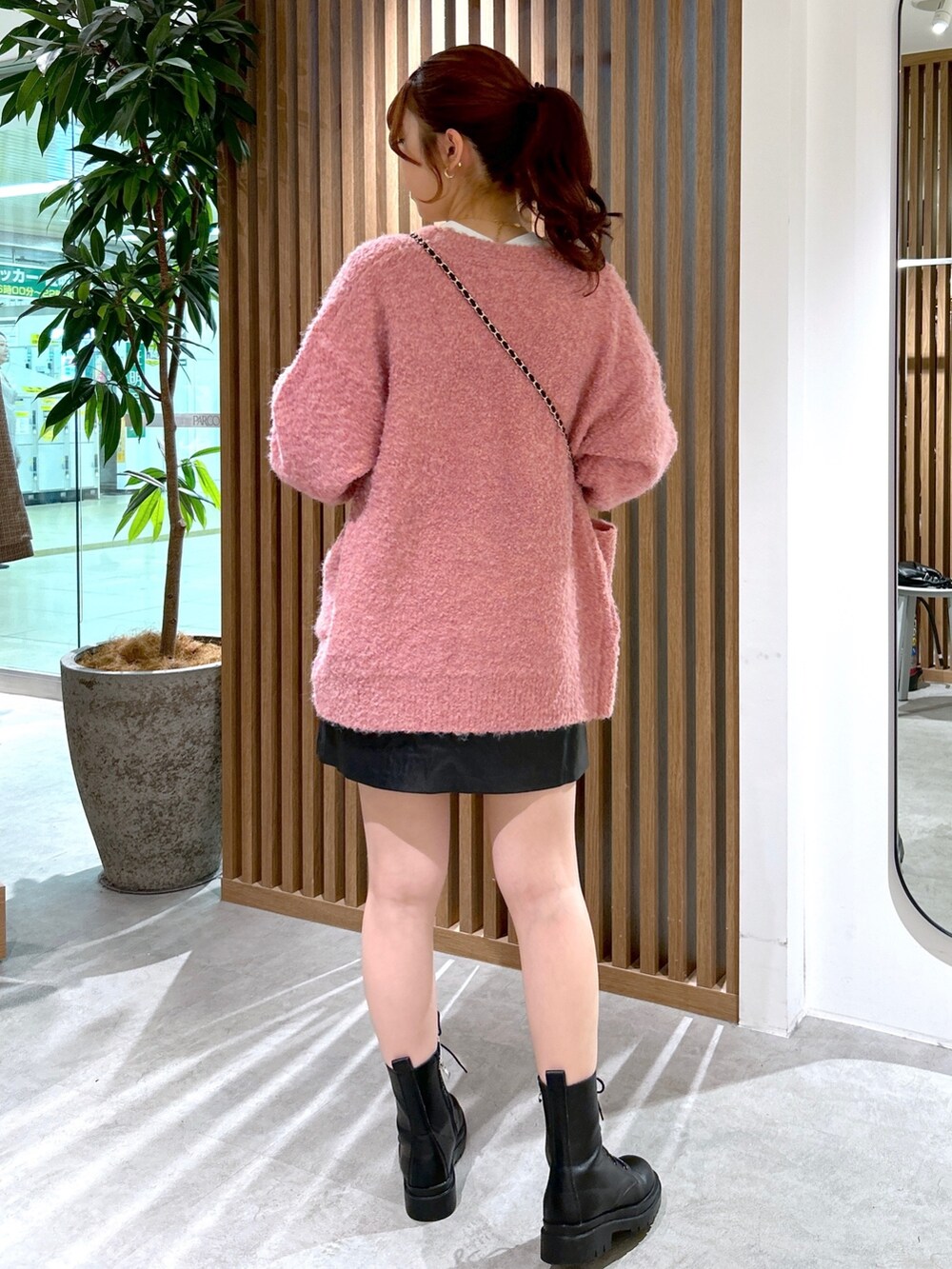 ホワイト系のTシャツ/カットソー、ブラック系のショルダーバッグ、ピンク系のカーディガン/ボレロを着用したレディースの秋コーディネートの3枚目の写真