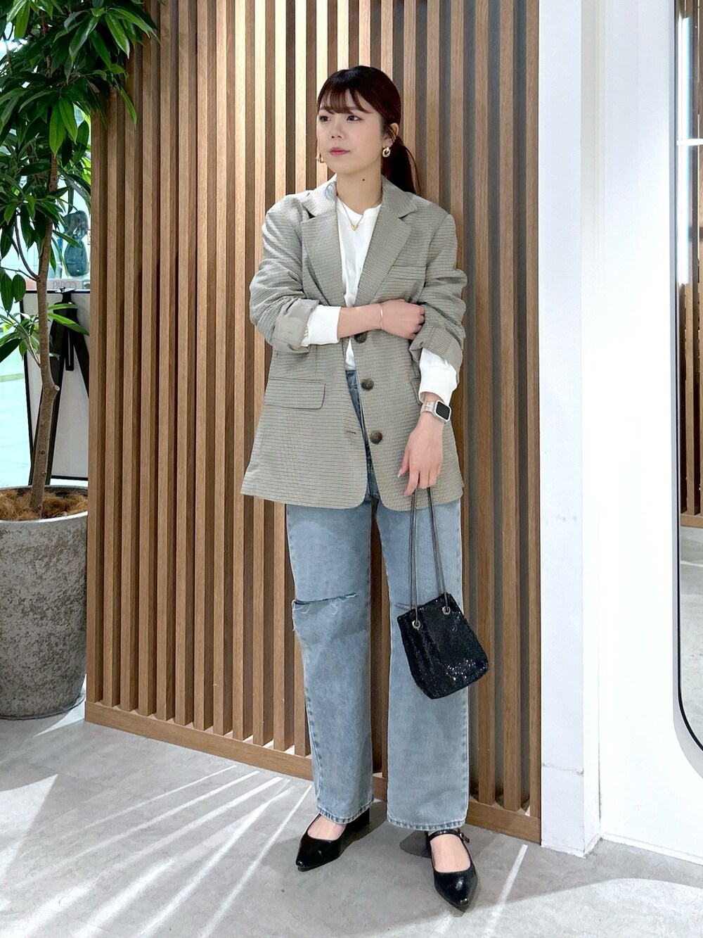 ホワイト系のTシャツ/カットソー、ホワイト系のテーラードジャケット、ブラック系のパンプスを着用したレディースの春コーディネートの2枚目の写真