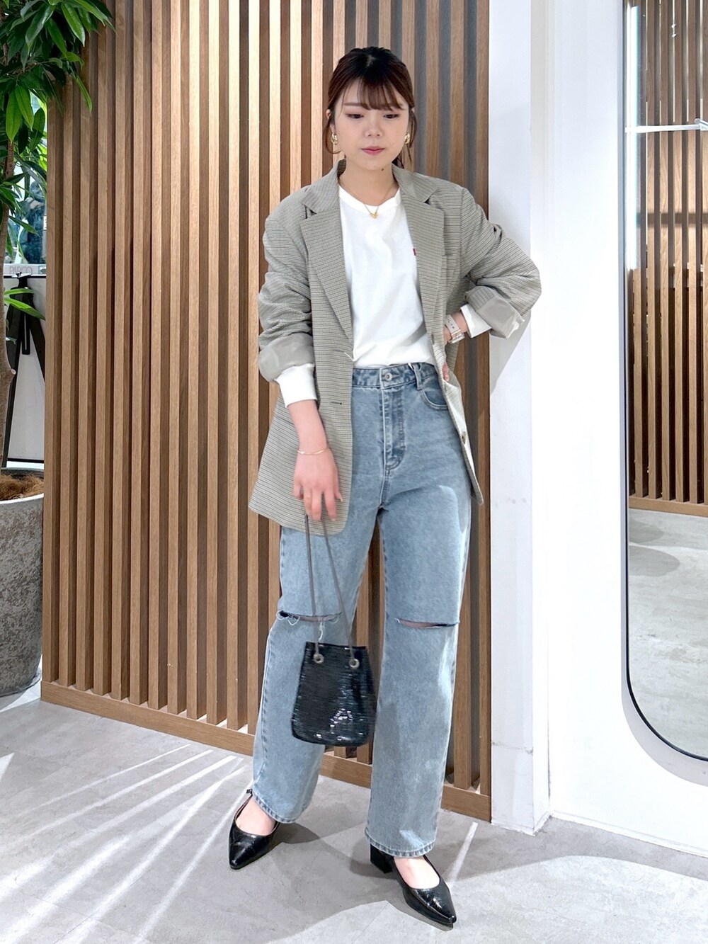 ホワイト系のTシャツ/カットソー、ホワイト系のテーラードジャケット、ブラック系のパンプスを着用したレディースの春コーディネートの3枚目の写真